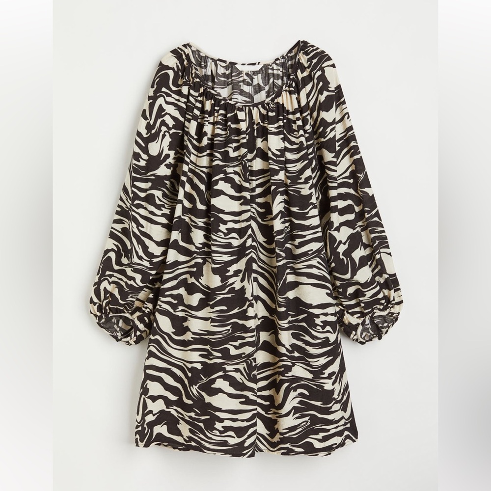 Women balloon-sleeve creped dress.